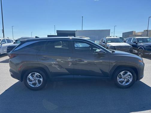 2022 Hyundai TUCSON SE