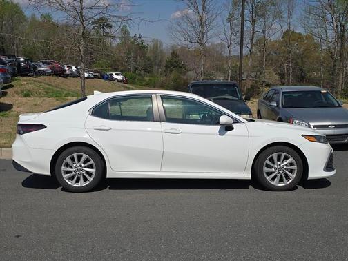 Ice 2023 Toyota Camry LE