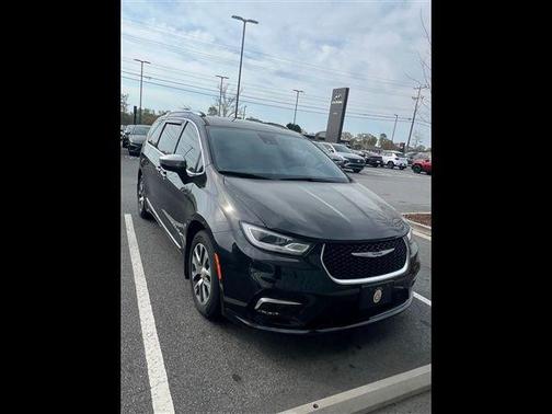 Brilliant Black Crystal Pearlcoat 2022 Chrysler Pacifica Hybrid Pinnacle