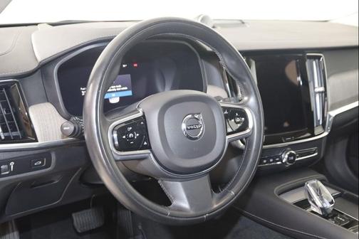 Crystal White Metallic 2022 Volvo S90 B6 Inscription
