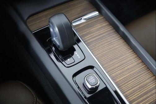 Onyx Black Metallic 2023 Volvo XC60 B5 Plus Dark Theme