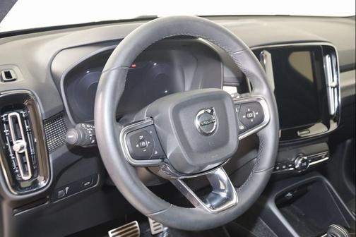 2022 Volvo XC40 T5 R-Design
