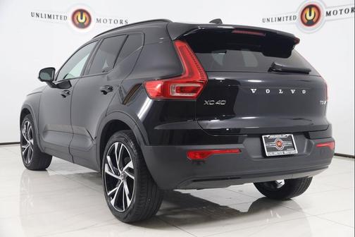 2022 Volvo XC40 T5 R-Design
