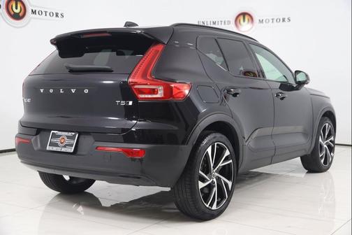 2022 Volvo XC40 T5 R-Design