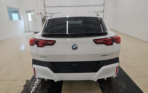 Alpine White 2024 BMW X2 xDrive28i
