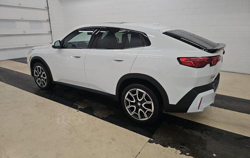 Alpine White 2024 BMW X2 xDrive28i