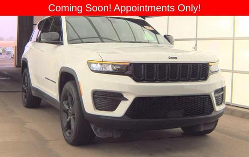 Bright White Clearcoat 2024 Jeep Grand Cherokee Altitude