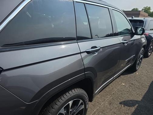 Baltic Gray Metallic Clearcoat 2023 Jeep Grand Cherokee 4xe Overland