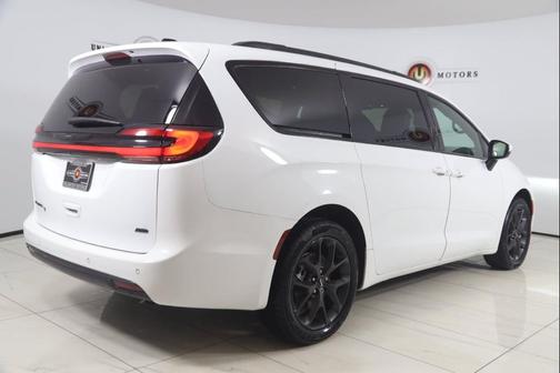 Bright White Clearcoat 2023 Chrysler Pacifica Touring L