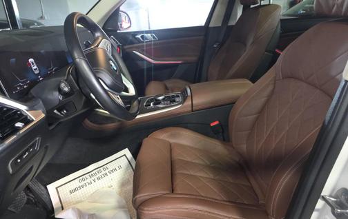 Mineral White Metallic 2024 BMW X7 xDrive40i