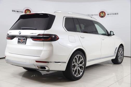 Mineral White Metallic 2024 BMW X7 xDrive40i
