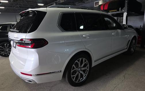 Mineral White Metallic 2024 BMW X7 xDrive40i