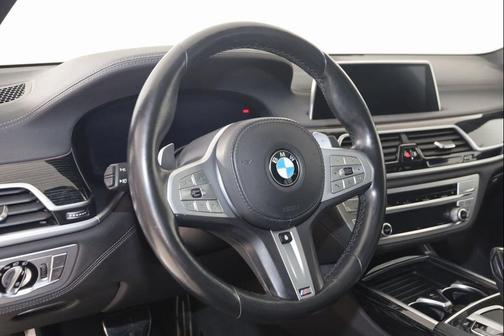 2022 BMW 740 i