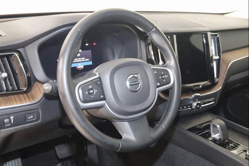 2022 Volvo XC60 B5 Momentum