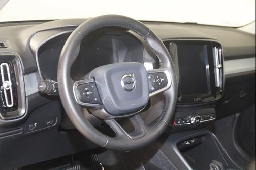 Ice White 2020 Volvo XC40 T5 Momentum