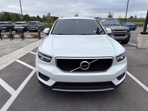 Ice White 2020 Volvo XC40 T5 Momentum