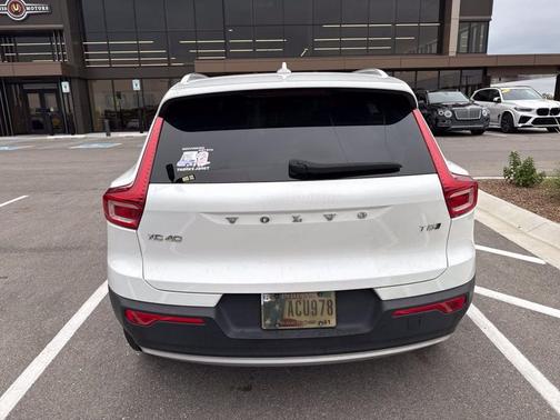 Ice White 2020 Volvo XC40 T5 Momentum