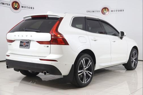 Crystal White Pearl 2019 Volvo XC60 T5 Momentum