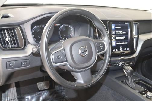 Crystal White Pearl 2019 Volvo XC60 T5 Momentum