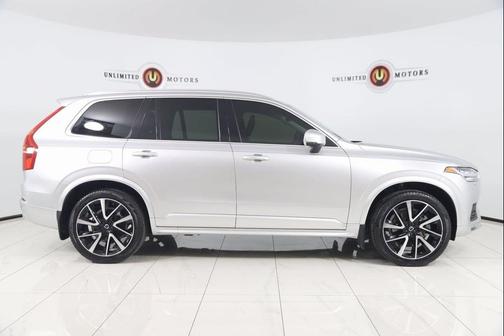2022 Volvo XC90 T6 Momentum