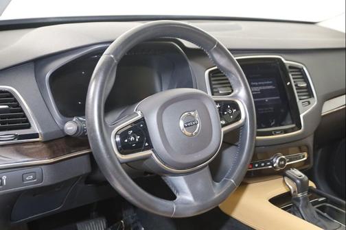 Crystal White Pearl 2016 Volvo XC90 T6 Momentum