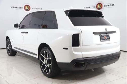 Arctic White 2024 Rolls-Royce Cullinan Black Badge
