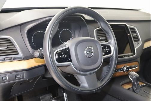 2021 Volvo XC90 T6 Momentum
