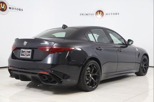 Vulcano Black Metallic 2018 Alfa Romeo Giulia Quadrifoglio