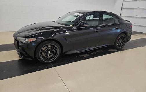 Black Metallic 2018 Alfa Romeo Giulia Base