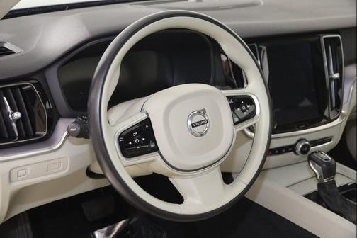 2020 Volvo S60 T6 Momentum