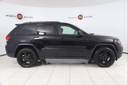 Diamond Black Crystal Pearlcoat 2019 Jeep Grand Cherokee Upland