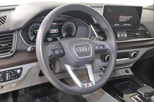 Glacier White Metallic 2024 Audi Q5 e 55 S line Prestige