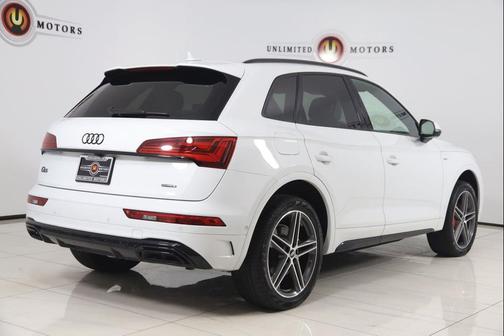 Glacier White Metallic 2024 Audi Q5 e 55 S line Prestige