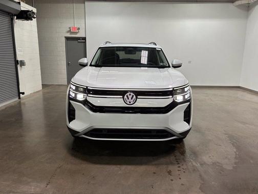 Opal White 2027 Volkswagen Atlas 2.0T SE w/Technology