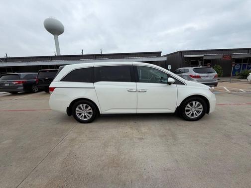 White Diamond Pearl 2016 Honda Odyssey SE
