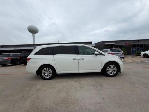 White Diamond Pearl 2016 Honda Odyssey SE