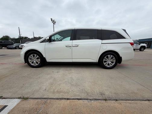 White Diamond Pearl 2016 Honda Odyssey SE