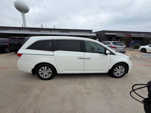 White Diamond Pearl 2016 Honda Odyssey SE