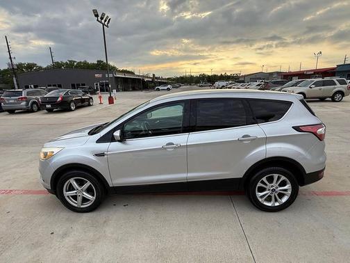 Ingot Silver Metallic 2017 Ford Escape SE