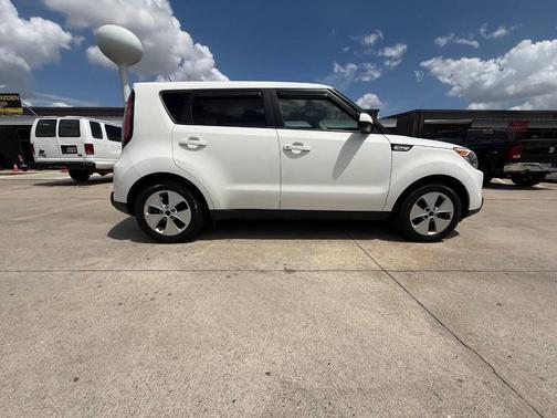 Clear White 2016 Kia Soul Base