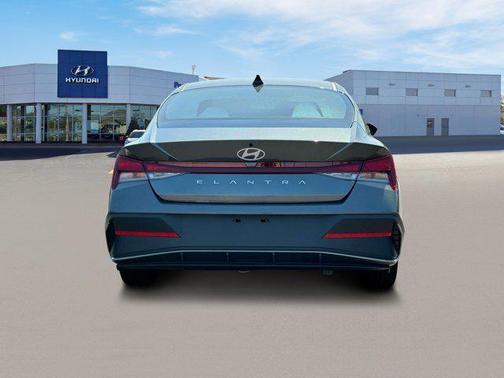 2025 Hyundai ELANTRA SE