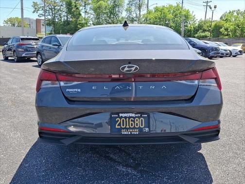 2022 Hyundai ELANTRA SE