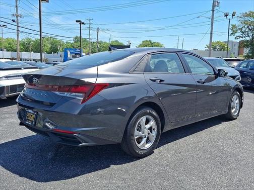2022 Hyundai ELANTRA SE