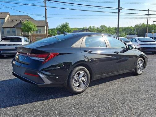 2024 Hyundai ELANTRA SE