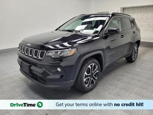 Diamond Black Crystal Pearlcoat 2024 Jeep Compass Latitude