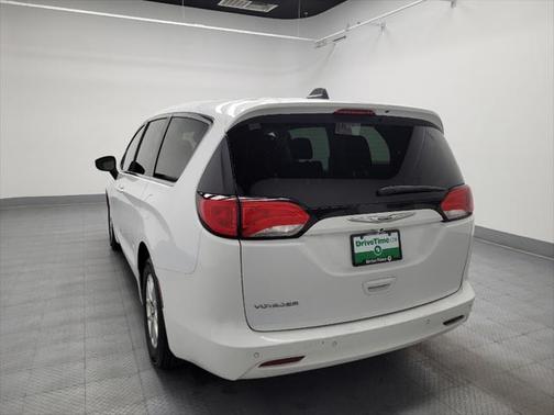 2022 Chrysler Voyager LX