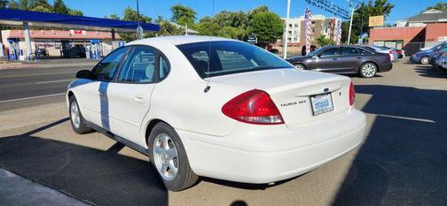 Vibrant White Clearcoat 2004 Ford Taurus SES