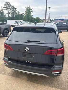 Deep Black 2024 Volkswagen Taos 1.5T SE