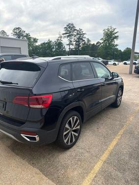 Deep Black 2024 Volkswagen Taos 1.5T SE
