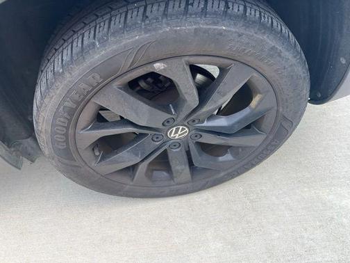 Pure White 2022 Volkswagen Taos 1.5T SEL